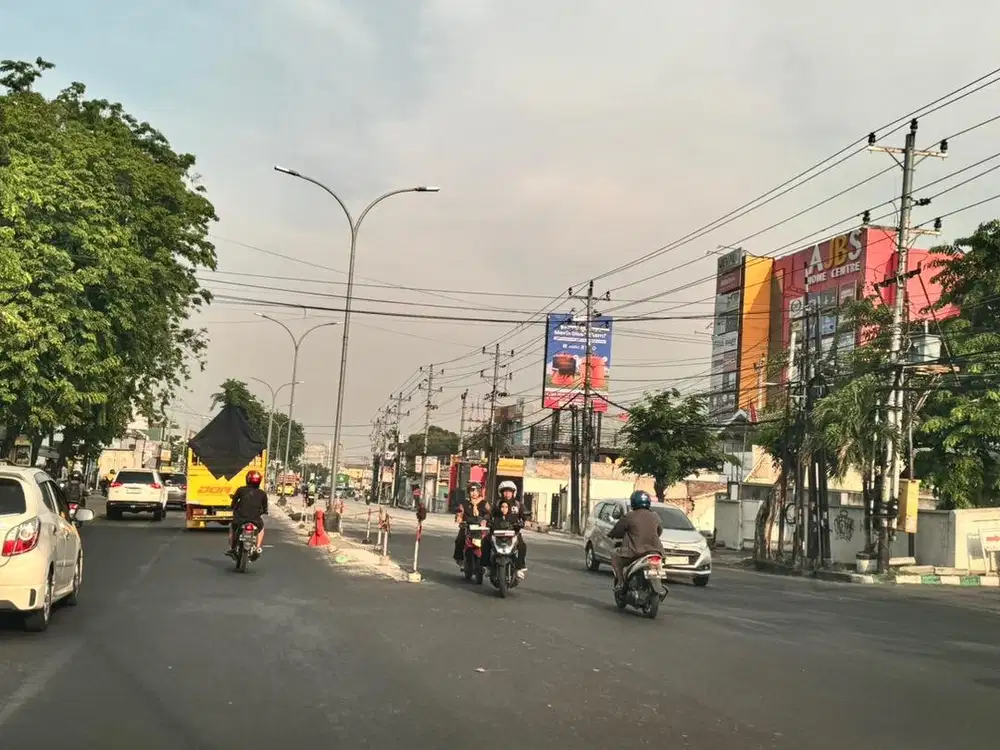 Tukang pasang reklame