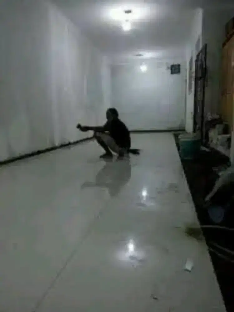 Tukang bangunan dan pemborong bangunan