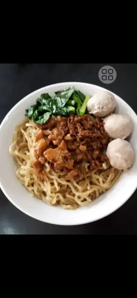 Karyawan rebus bakmi ayam. Asisten koki chinesefood