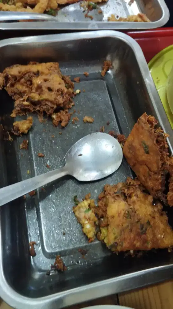 DIBUTUHKAN SEGERA WAITRESS PRIA