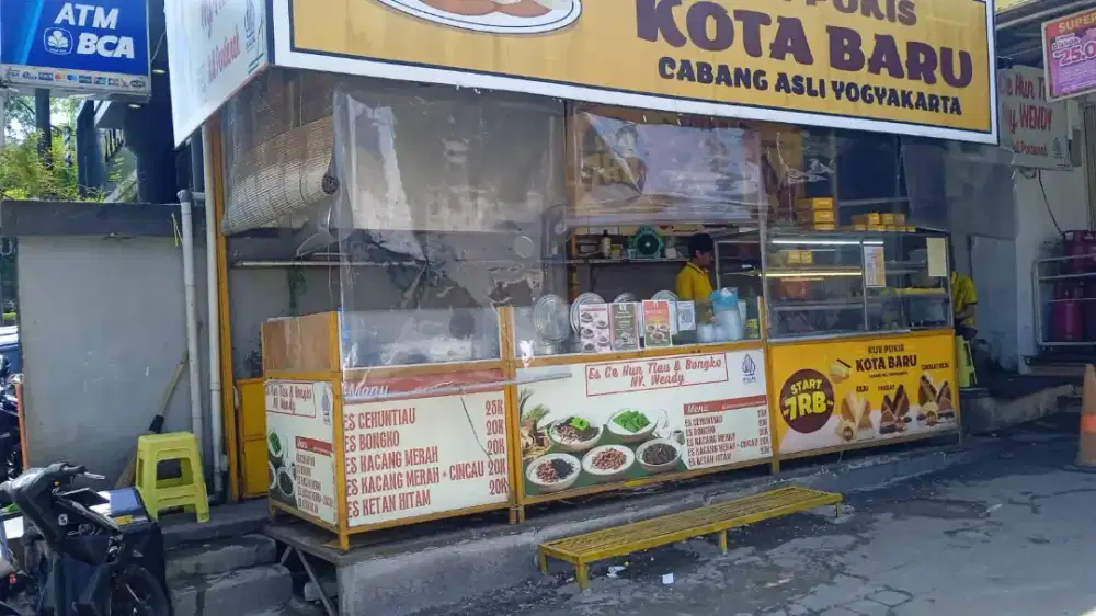 DI BUTUHKAN SEGERA KASIR DAN WAITERS ES CE HUN TIAU NY.WENDY