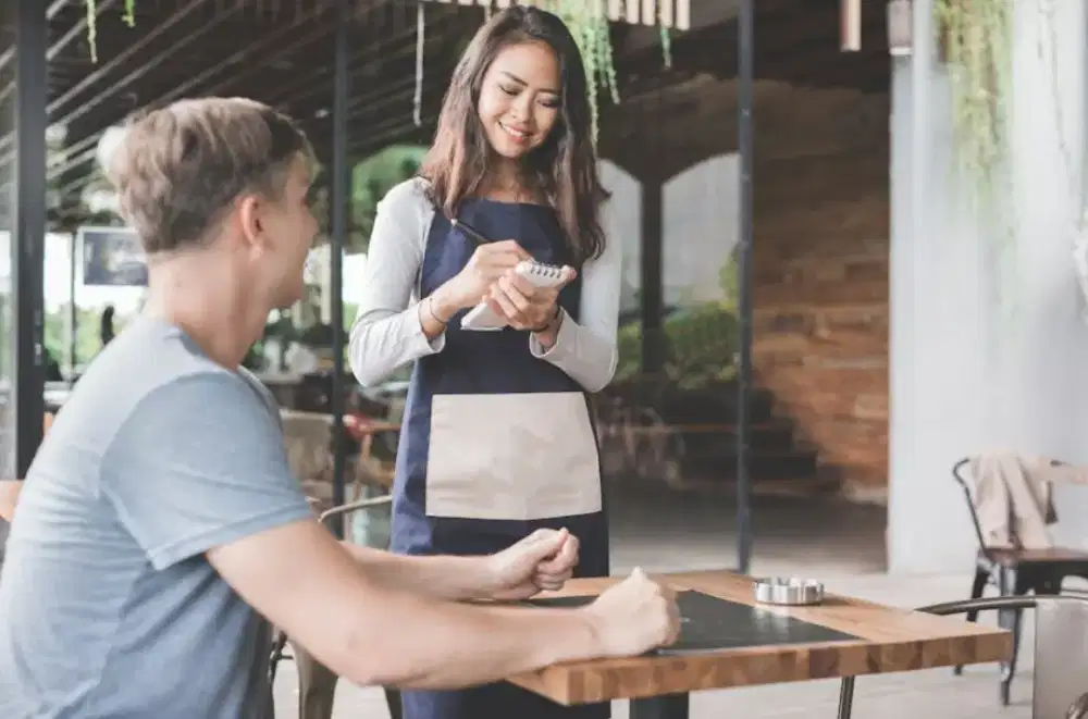 Dicari waiter restoran yang berpengalaman
