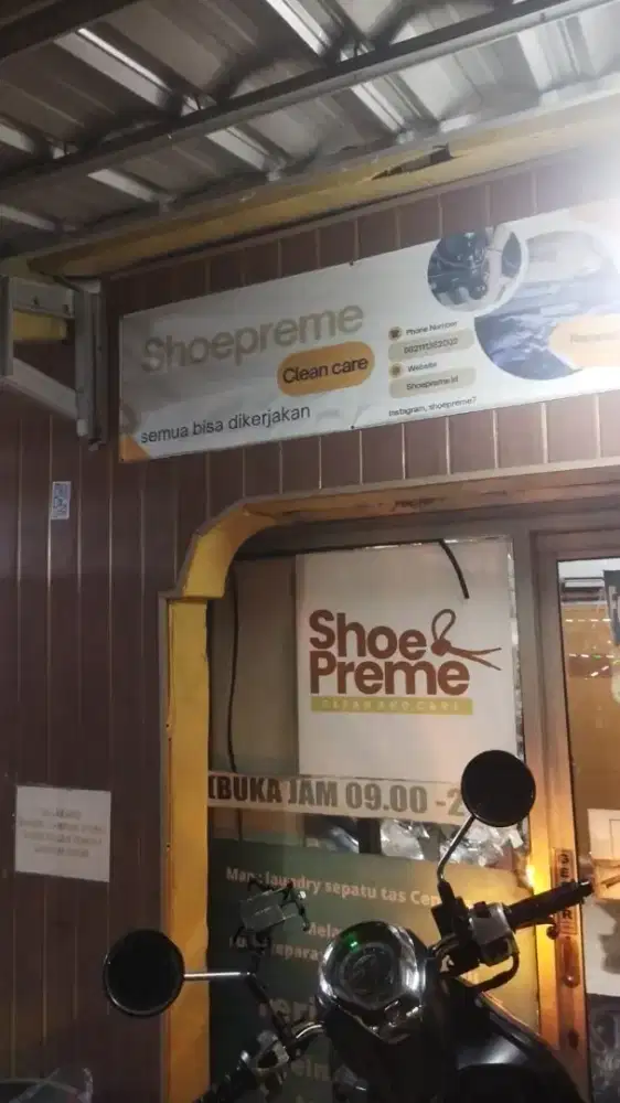 Kasir dan produksi laundry sepatu