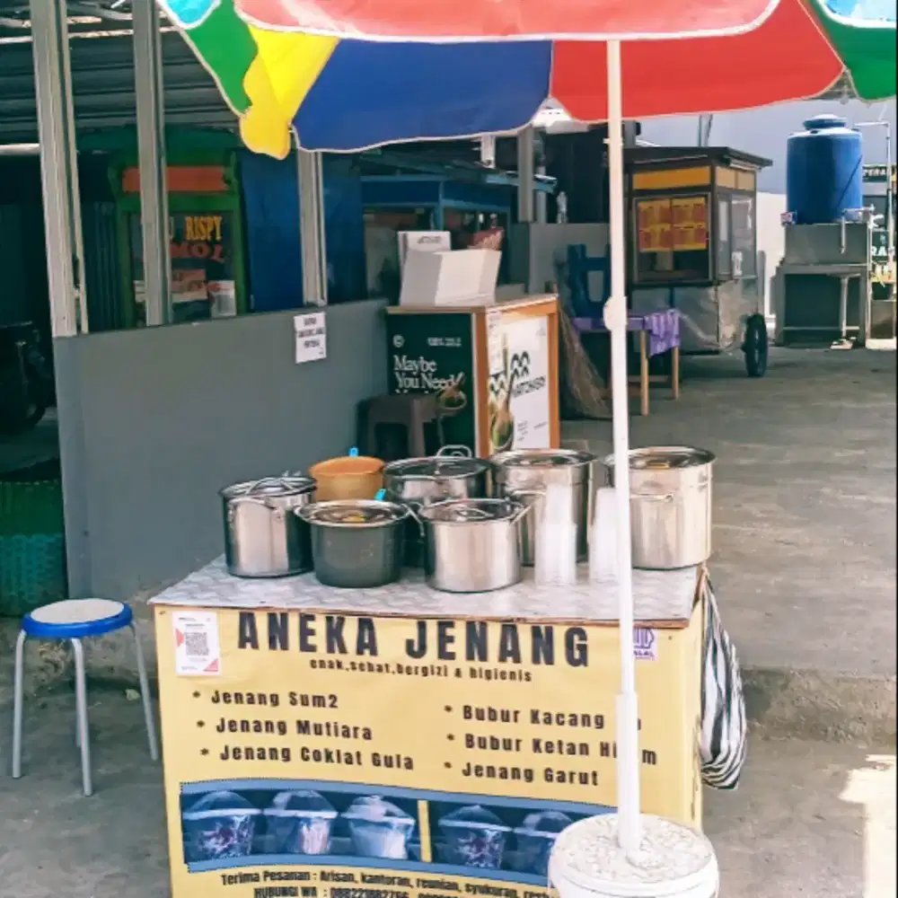 Menjaga stand atau lapak