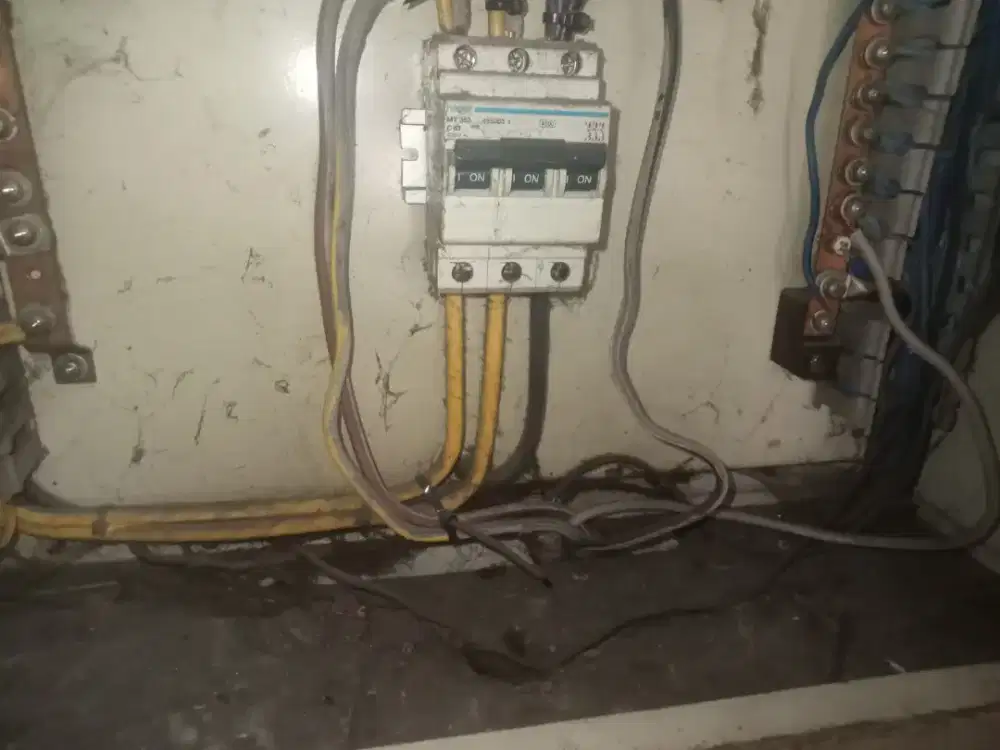 Tukang listrik panggilan 24 jam