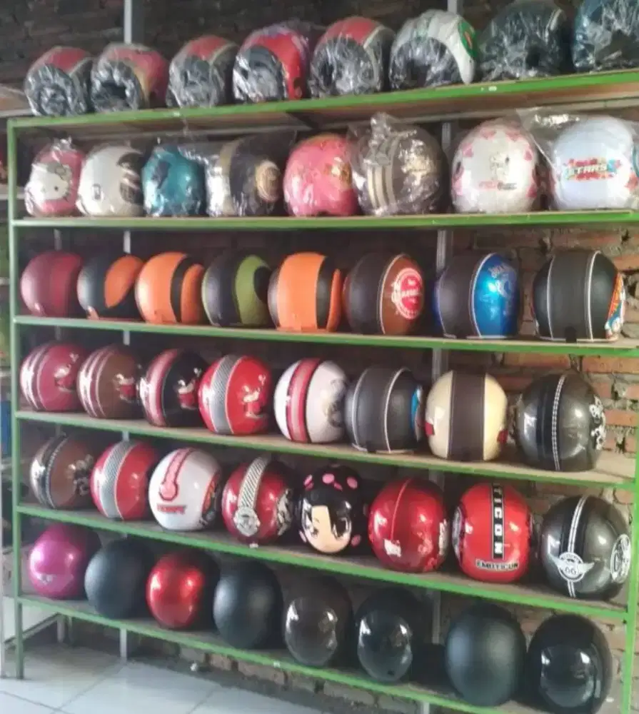 Penjaga Toko Helm