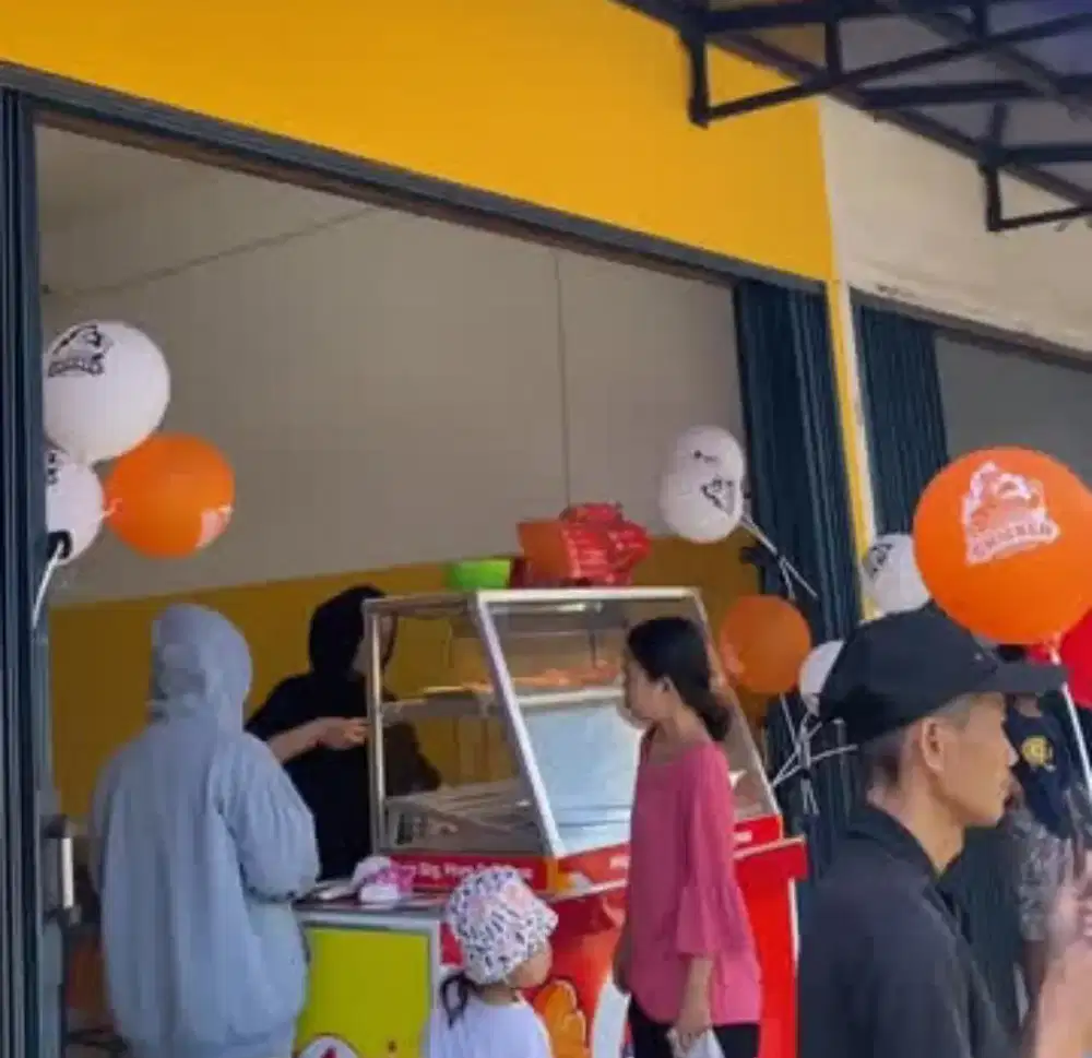 Karyawan Stand ayam
