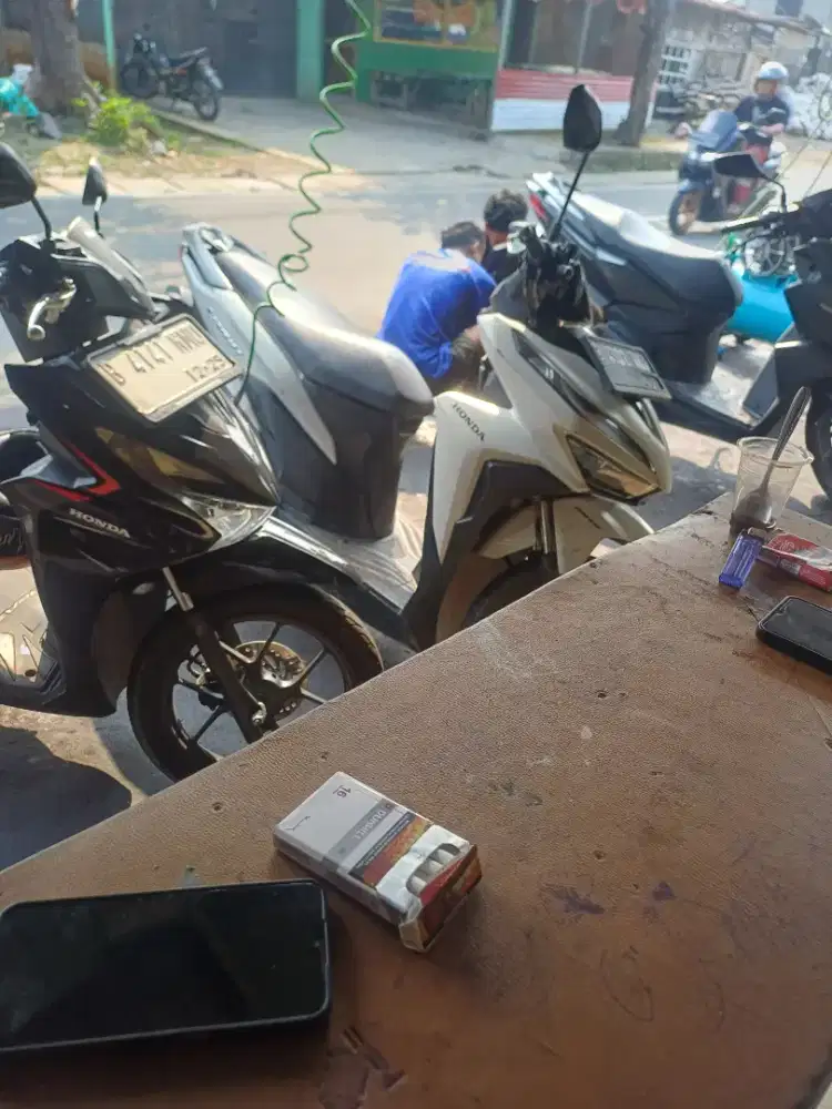 Karyawan bengkel, cilenggang dekat sman 12 tangsel