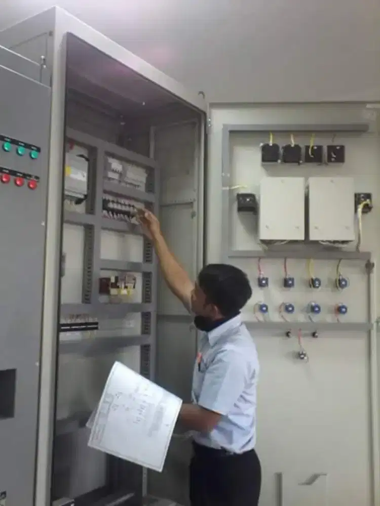 Tukang listrik rumah. Kantor