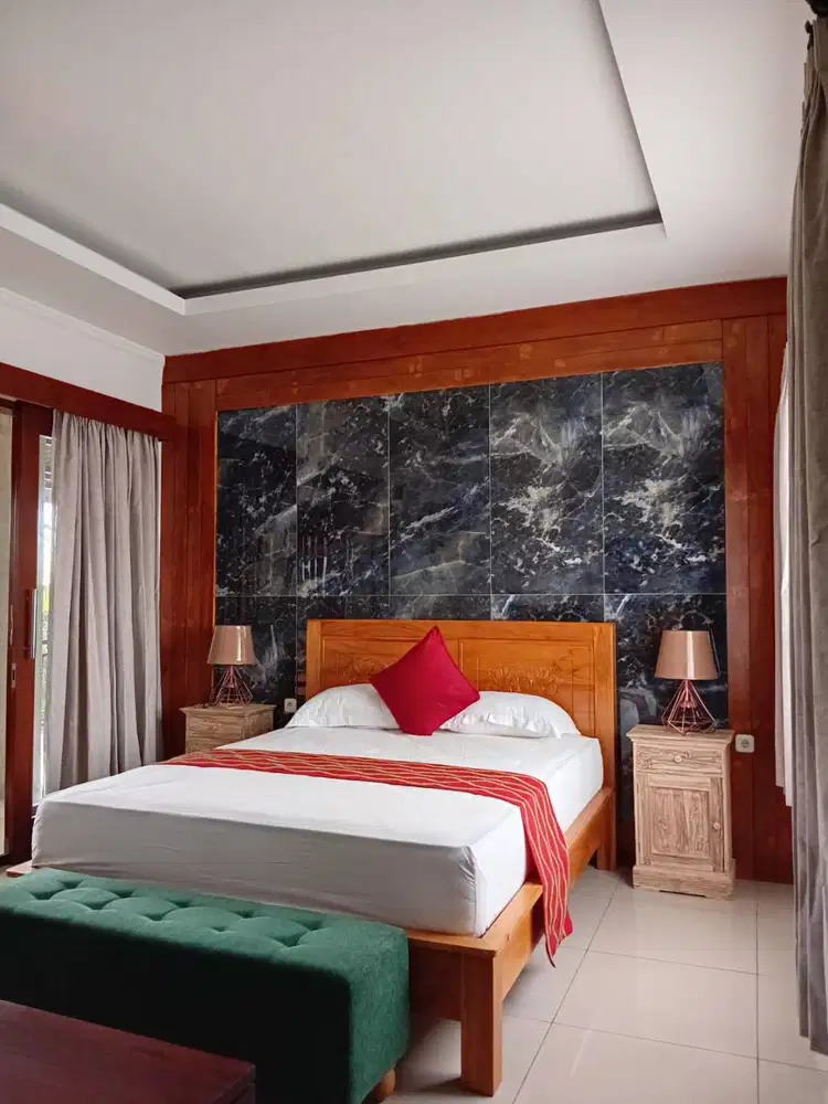 Staff housekeeping bersih2 villa
