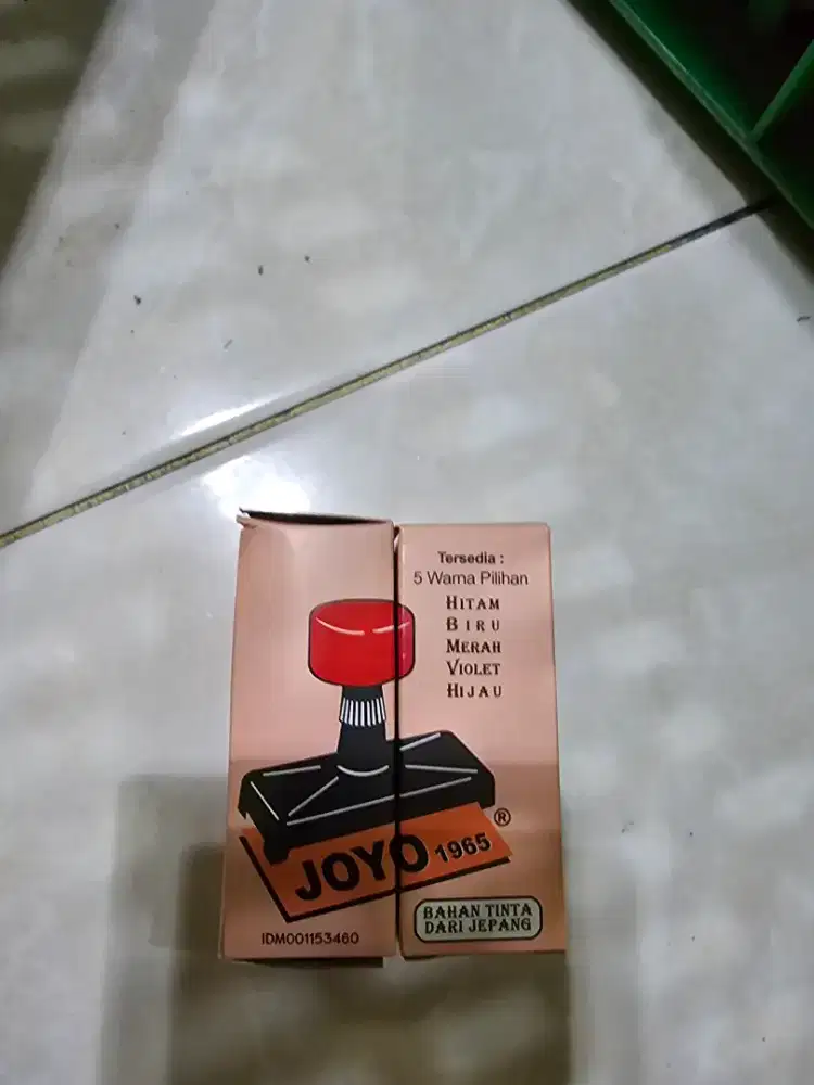 Pegawai isi tinta