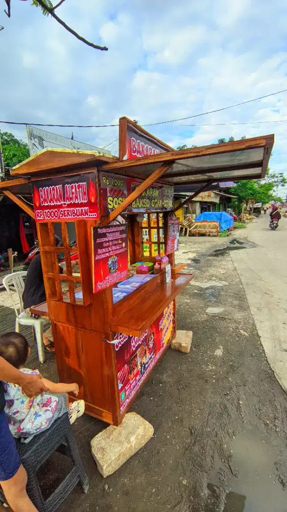 DiButuh Pekerja Harian Jaga Lapak  Bakaran Sosis,Bakso,Otak-Otak