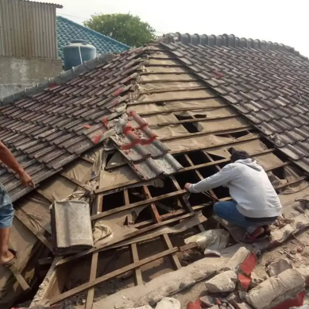 Tukang perbaikan atap bocor, perbaikan talang air, plafon bocor dll