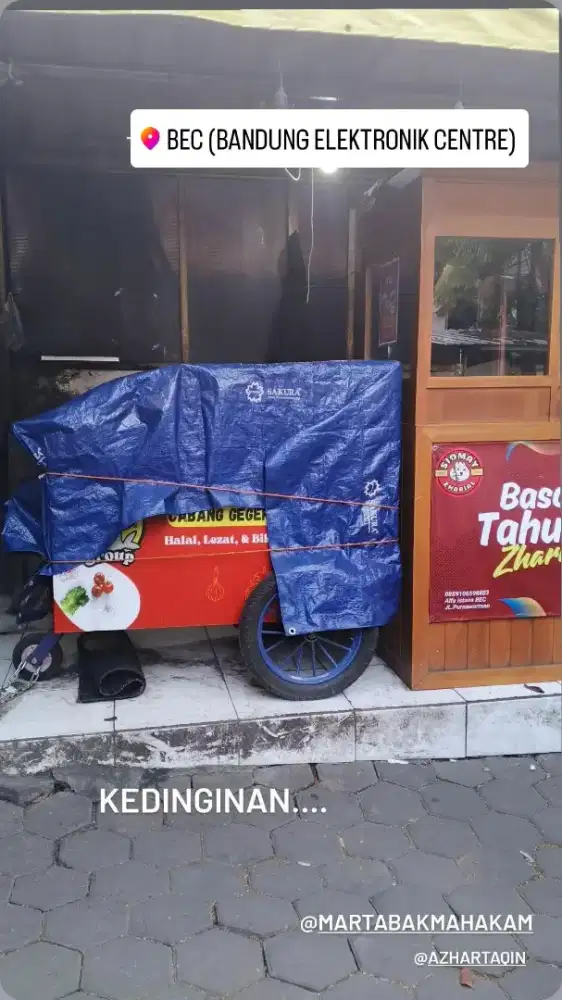 Operator lumpia beef dan martabak telor mini