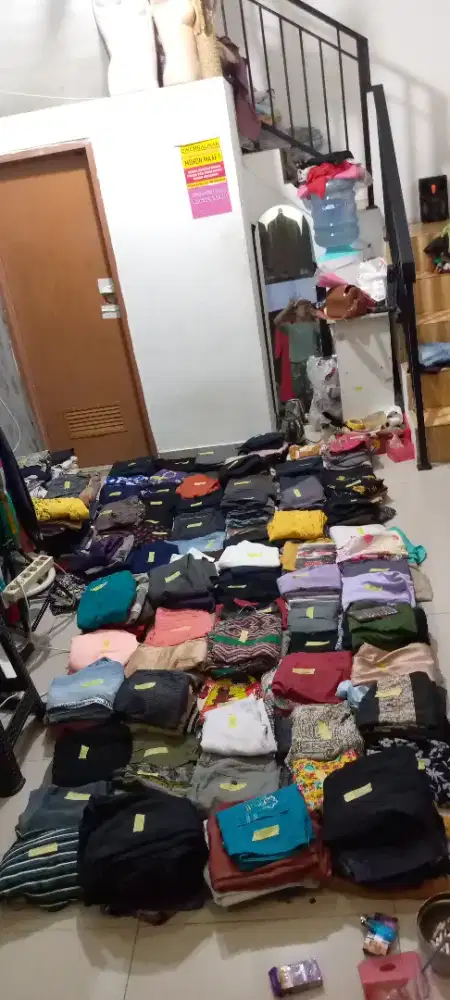 mencari pegawai wanita untuk mencari orderan baju toko