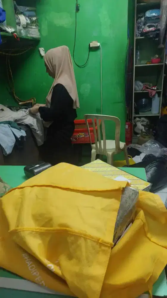 Laundry Gosok sekaligus kasir.