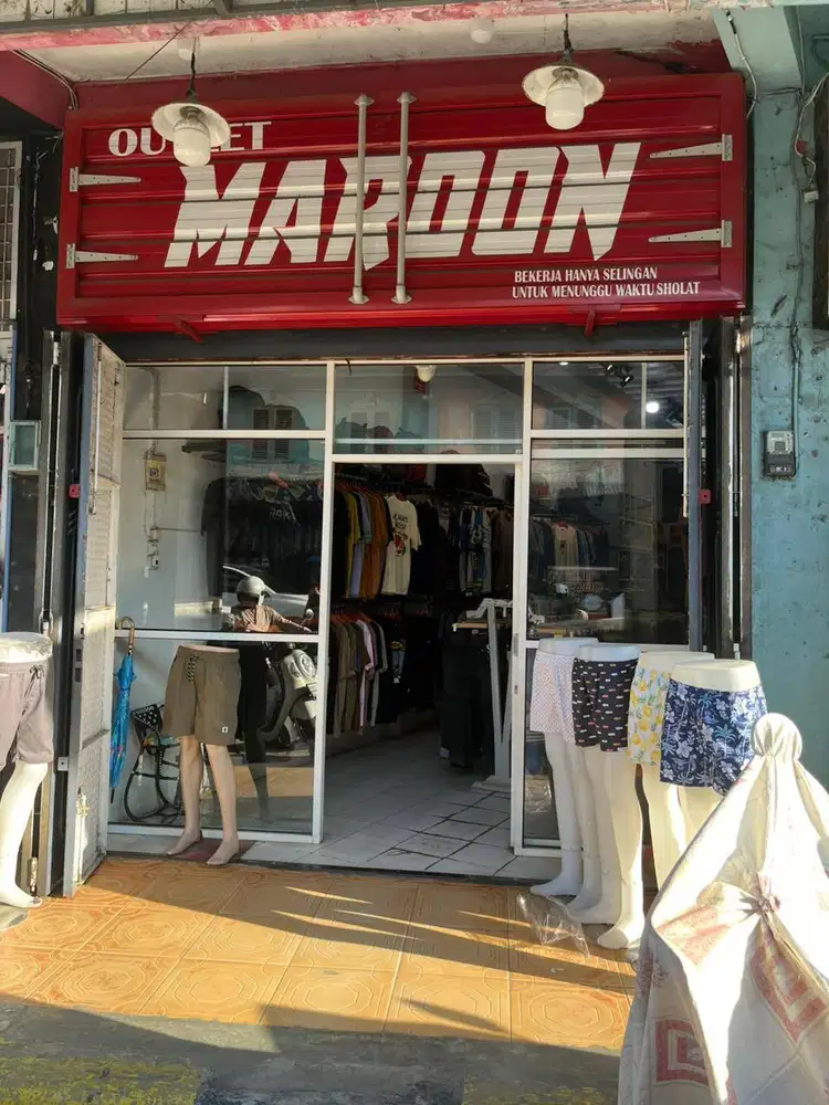 Outlet Maroon