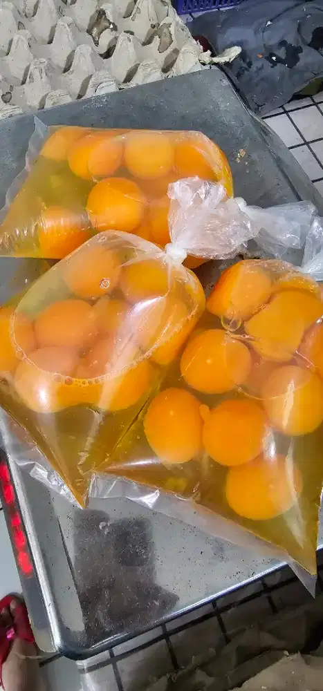 pegawai pria kirim dan bongkar muat telur