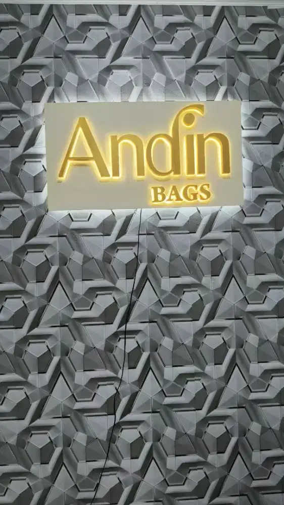 Di cari host live buat di tiktok atau shopee yang berpengalaman.