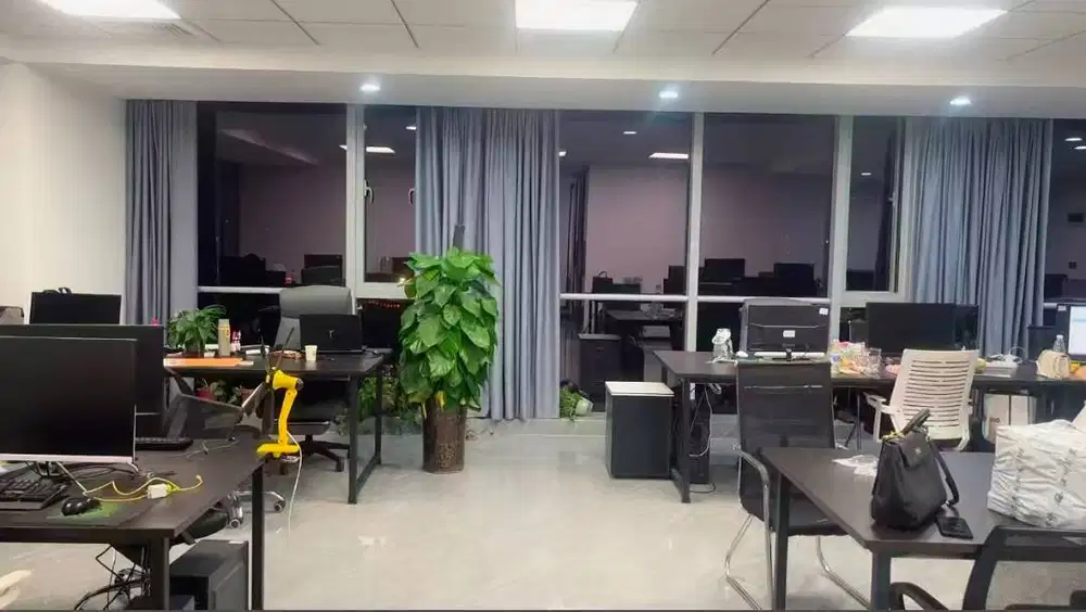 Saat ini kami sedang merekrut satu orang live streamer dan satu orang