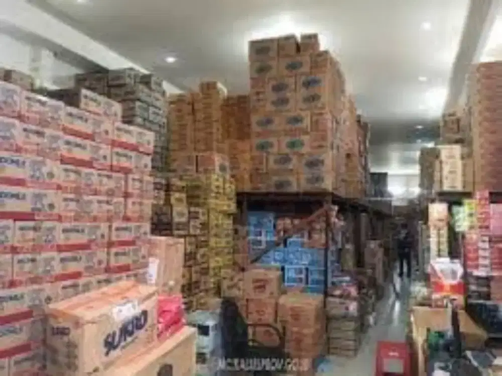 Karyawan pria toko grosir
