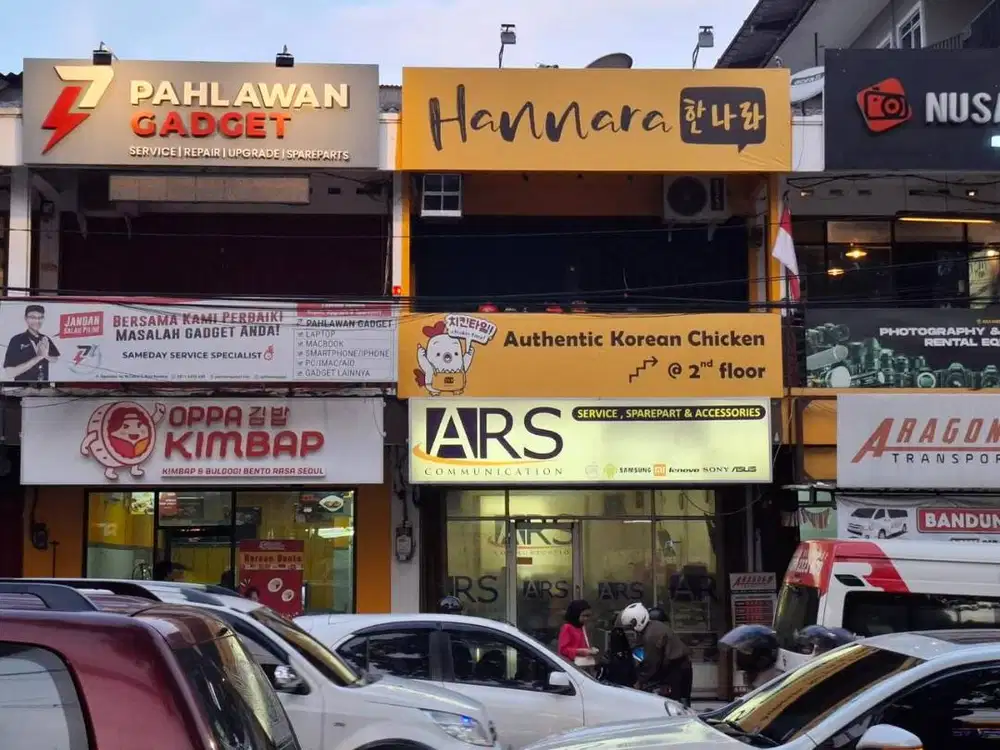 Karyawan Restoran Hannara Dipati Ukur (Korean Fried Chicken) Bandung