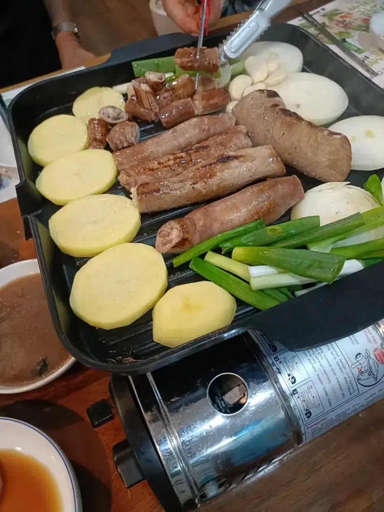 Dibutuhkan karyawati/waiters untuk restoran korea