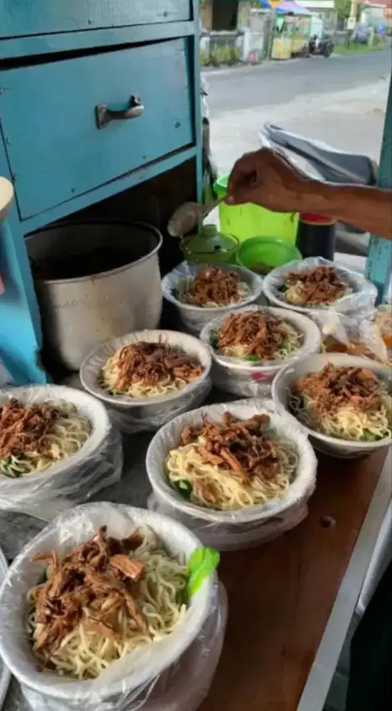 Dicari  pegawai untuk jual mie ayam