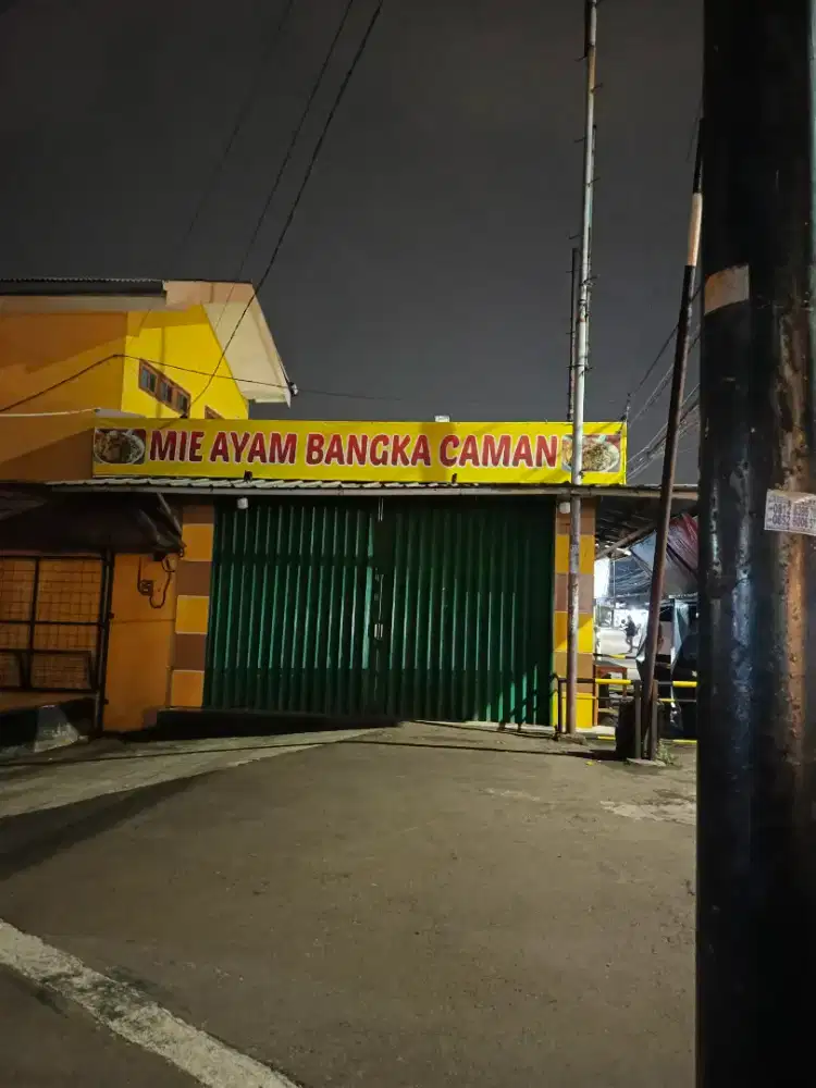 Dagang mie ayam, siomay dan pempek