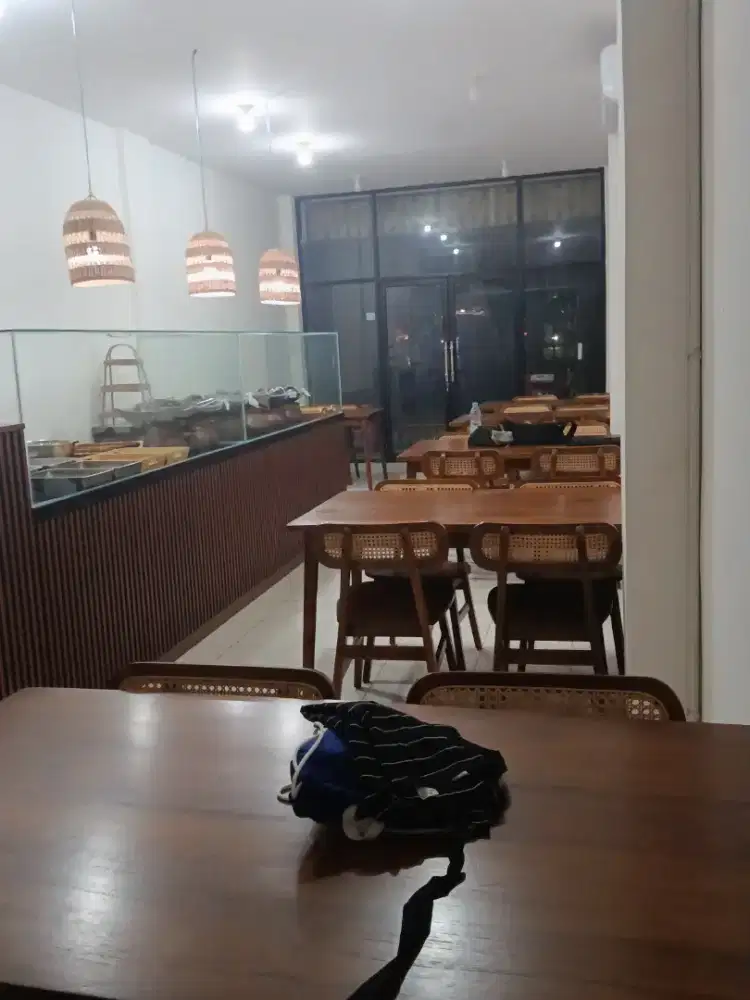 DIBUTUHKAN WAITRESS