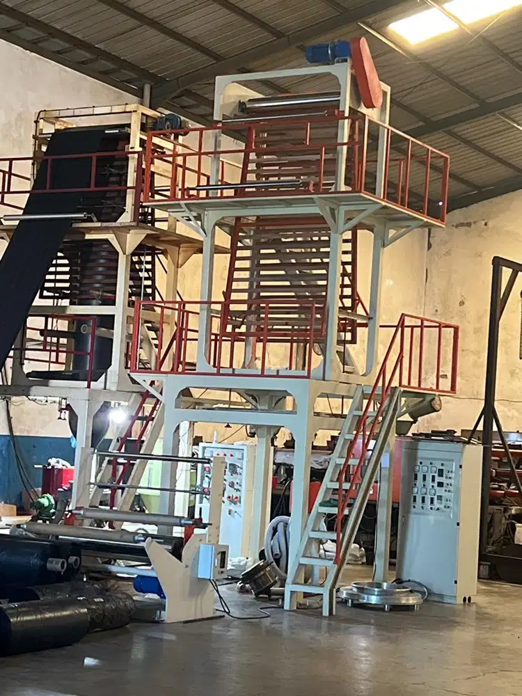 Operator mesin tiup extruder plastik