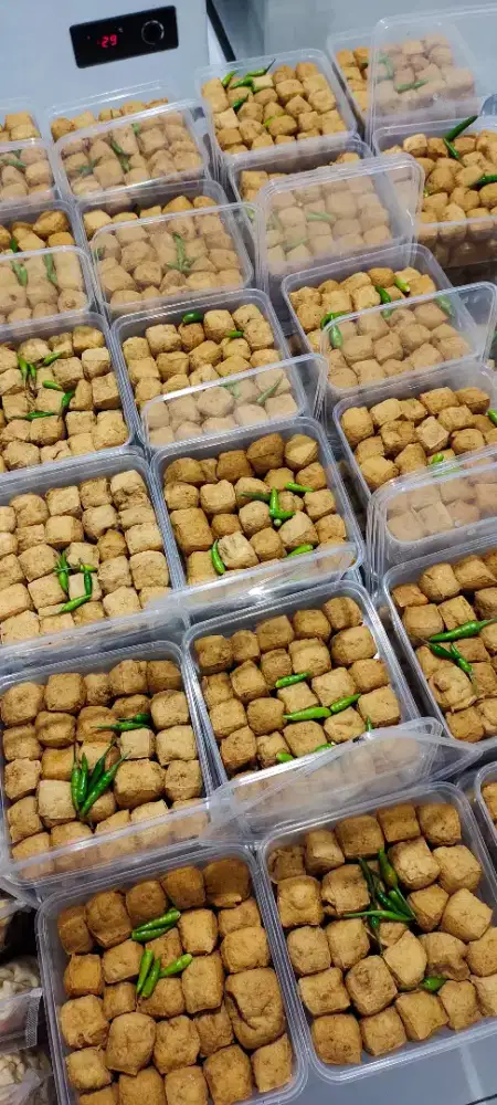 Penjual tahu Sumedang pinggir jalan