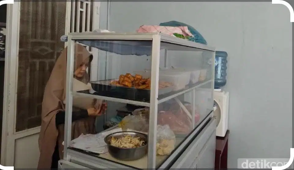 Jaga warung di rumah
