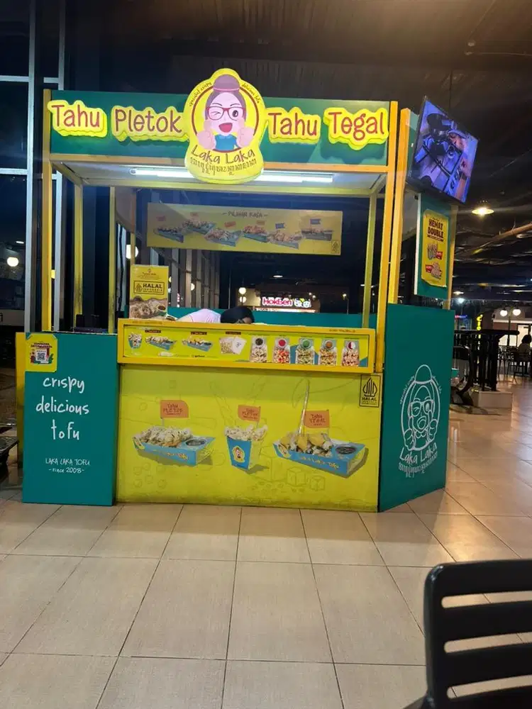 Penjaga Booth makanan di Yogya Mekarwangi