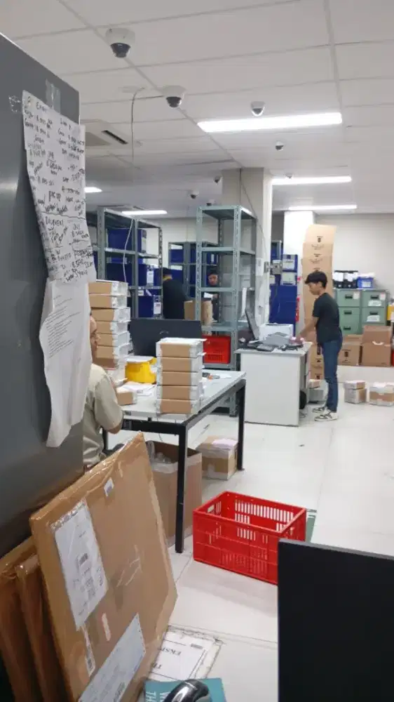 Kurir ekspedisi bagian pickup