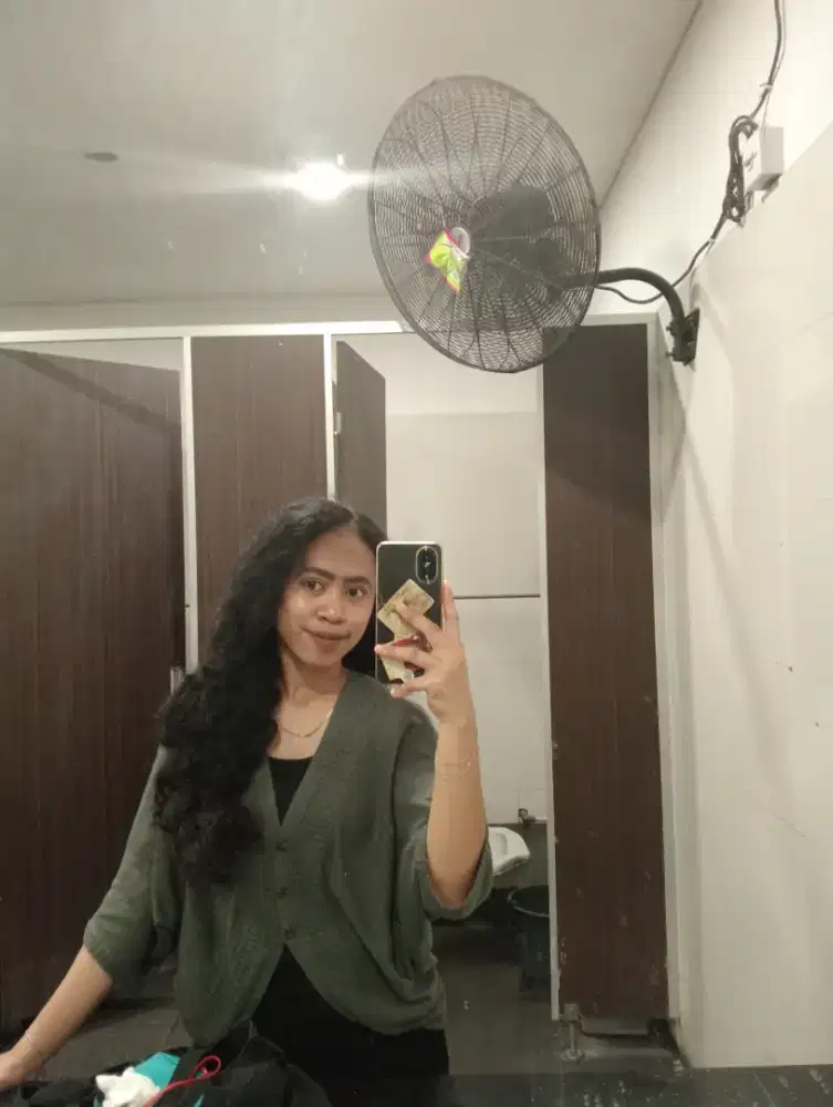 SAYA SEDANG MENCARI FREELANCE MODELING ATAU APAPUN