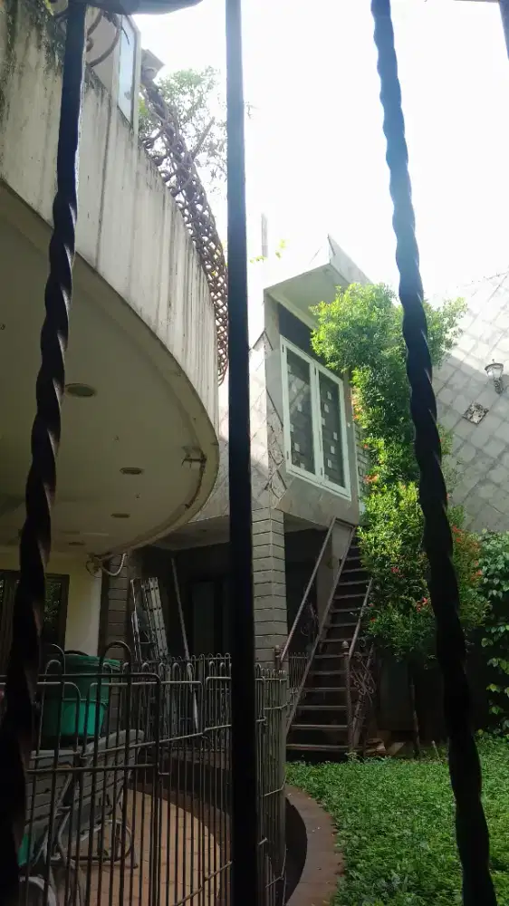 Kerja urus anjing sama urus rumah