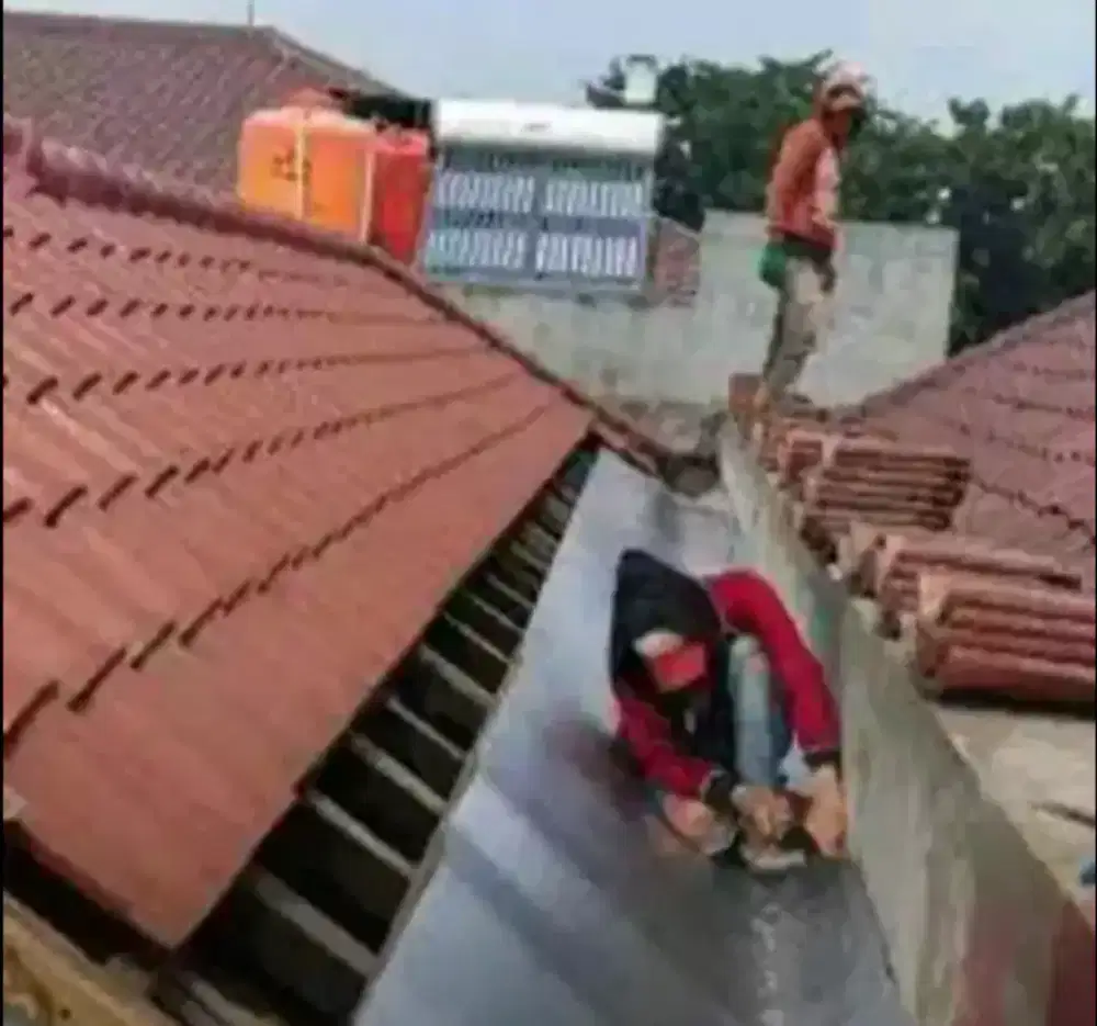 Jasa atap bocor, rembes, dak, tembok, plapon dan perbaikan bangunan.
