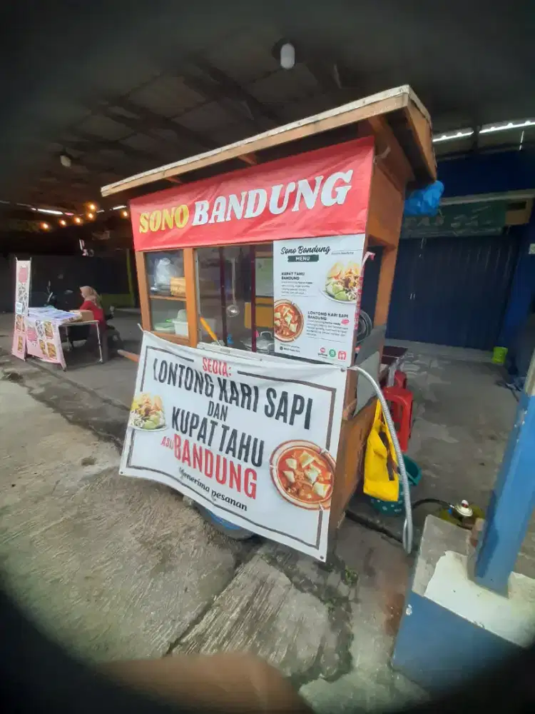 Jaga gerobak lontong kari & kupat tahu