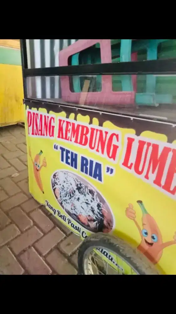 Di butuhka buat 3 org buat jaga stand pisang lumer & Es Teh..