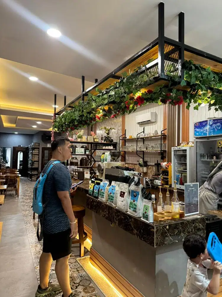 LOKER WAITERS COFFEE SHOP