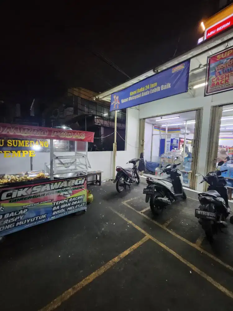 Penjaga tenant es pisang ijo