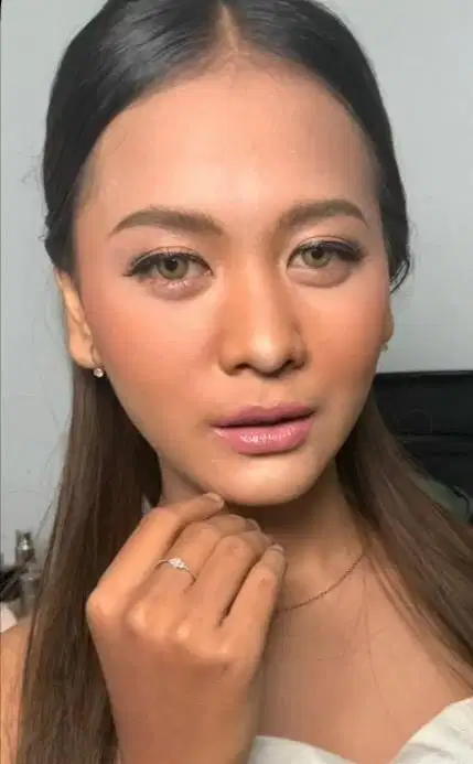 Model makeup live