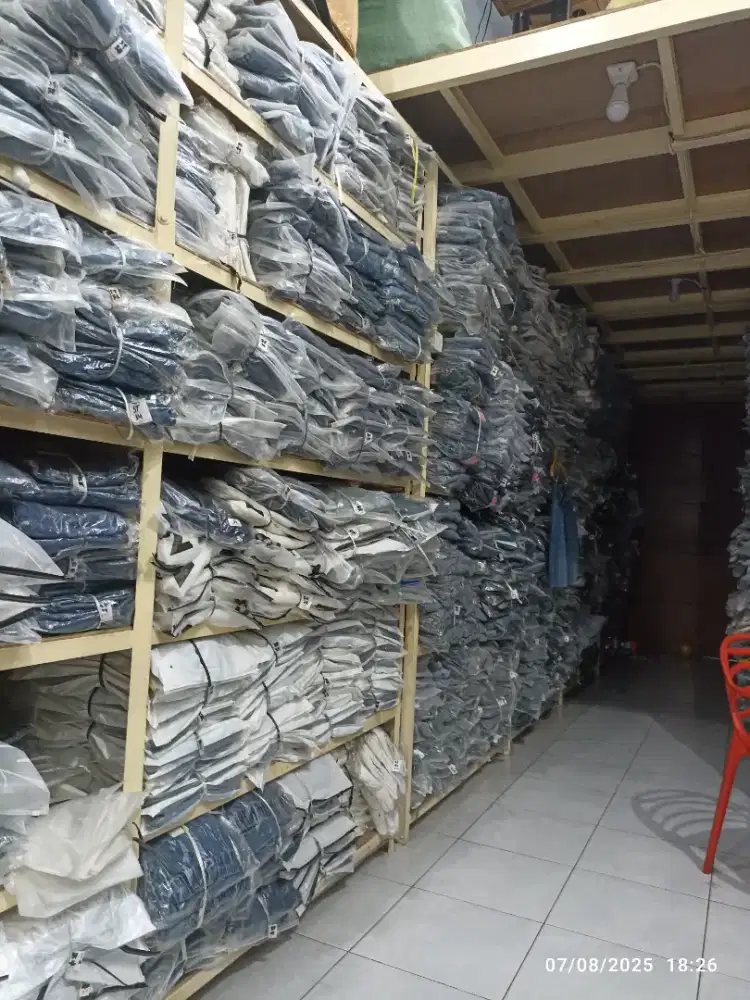 Jahit tangan, packing, lipat, menyusun pakaian yg rapi dan cakap.