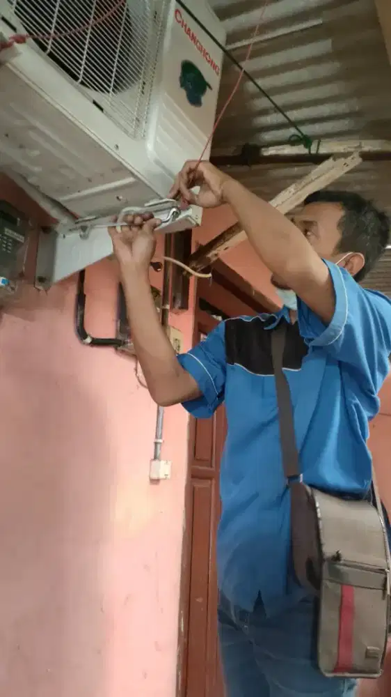 Perbaikan AC outdoor bunyi / Cuci AC ke rumah