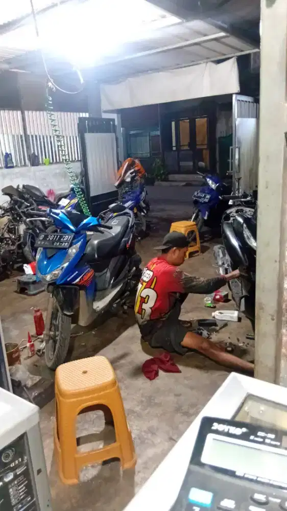 Mekanik senior dan helper