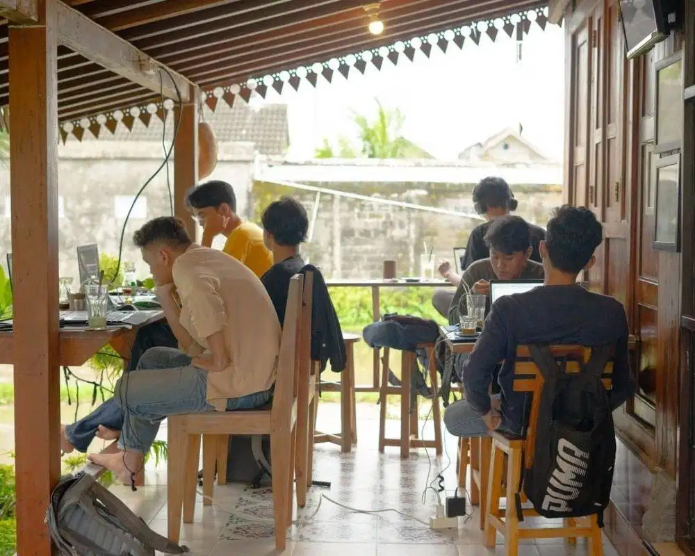 DICARI BARISTA / PENYAJI ANEKA MINUMAN DAN MAKANAN CAFE