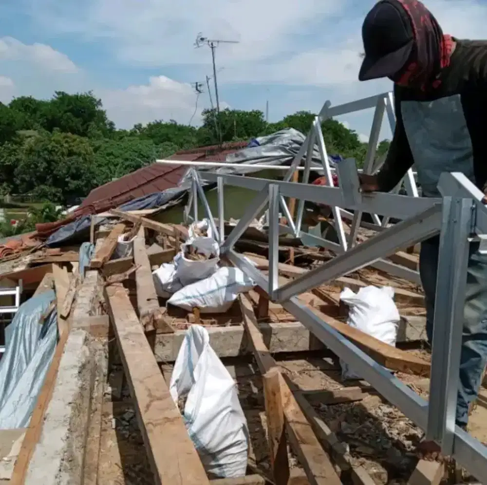 Tukang renovasi dan atap