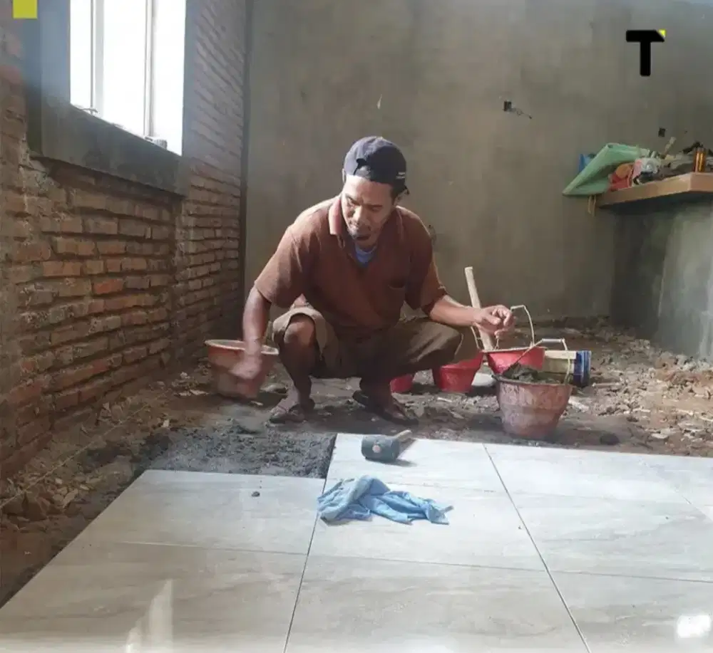 Tukang renovasi dan atap