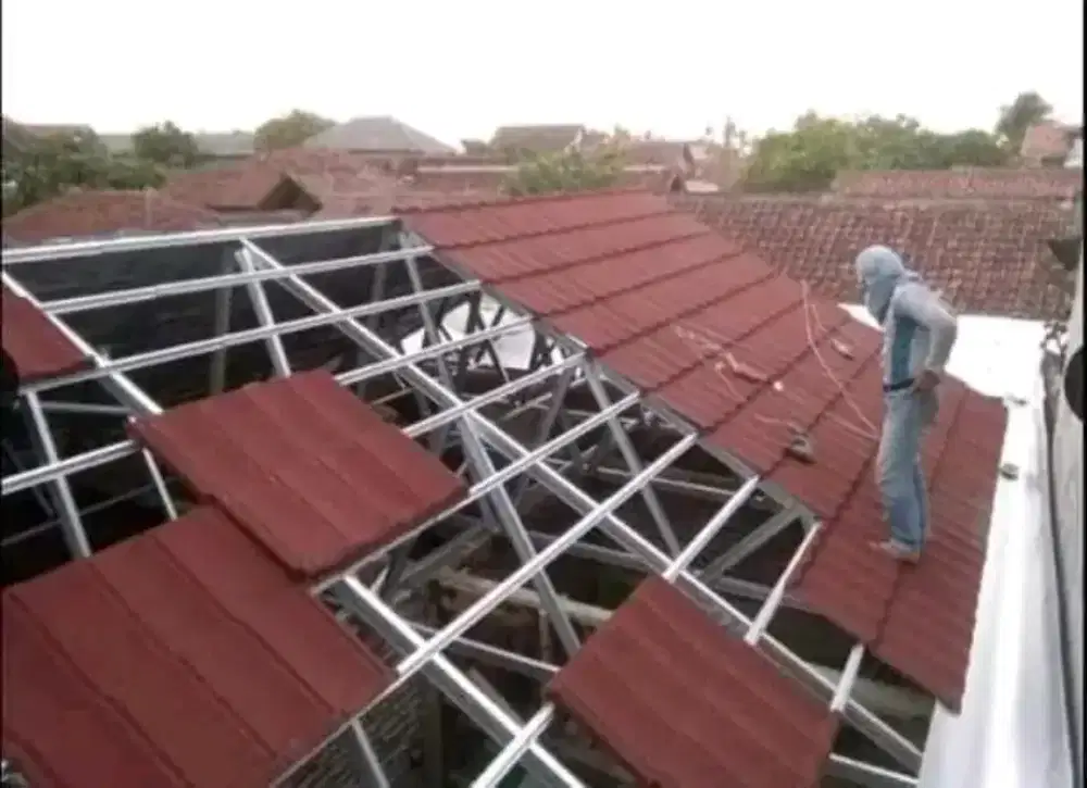 Tukang renovasi dan atap